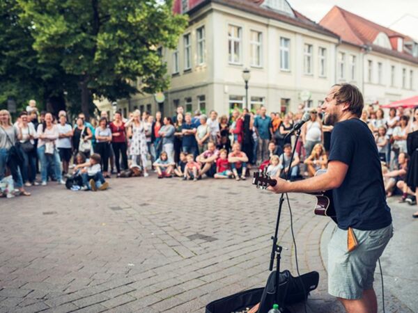 Musiker Robert Bernier vor Publikum auf der Brandenburger Straße zur Fête de la Musique in Potsdam